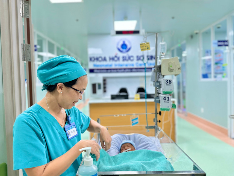 Bé trai được thông tim trong bào thai ngay sau khi chào đời, được bác sĩ siêu âm kiểm tra ghi nhận chức năng buồng tim của bé hoạt động tốt.