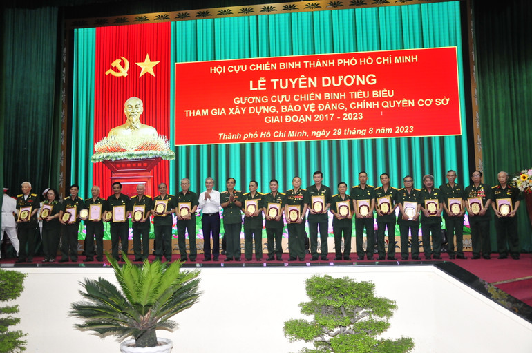 Hội cựu chiến binh Thành phố Hồ Chí Minh đã trao quyết định và biểu trưng cho 98 cá nhân cựu chiến binh tiêu biểu.