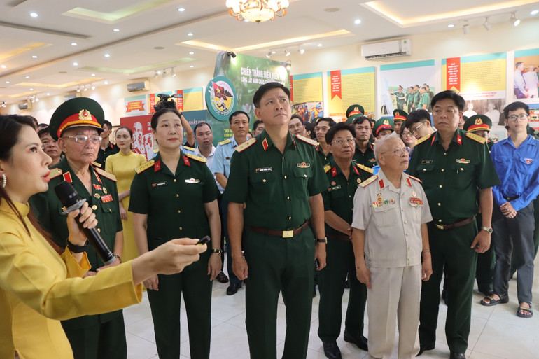 Lãnh đạo Quân khu 7 cùng đại biểu tham quan triển lãm