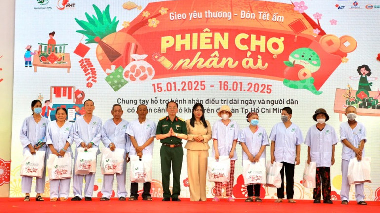 Nhiều bệnh nhân có hoàn cảnh khó khăn được nhận những món quà thiết thực (Ảnh: Minh Hiếu)