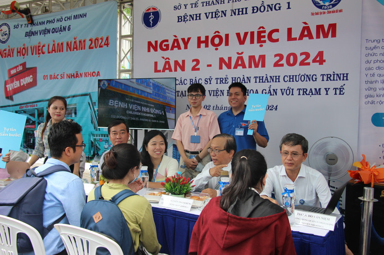 Bệnh viện Nhi đồng 1 đã tiếp nhận 3 bác sĩ về công tác tại Phòng Quản lý chất lượng.