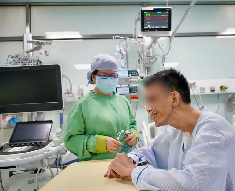 Bác sĩ Thủy trò chuyện và động viên anh H