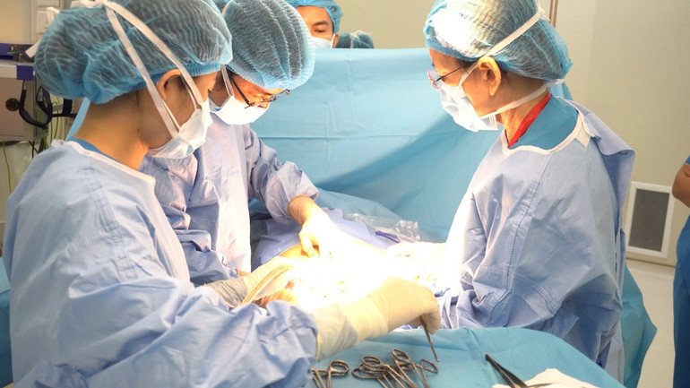 Ekip ca phẫu thuật được tổ chức ngay lập tức để cứu sống sản phụ