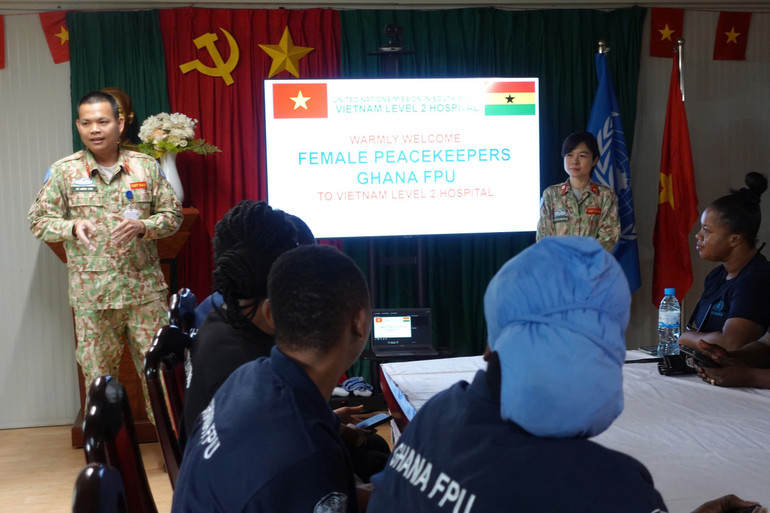 ThS, BS Lê Minh Tân và BSCK2 Huỳnh Thị Thanh Giang trò chuyện về ý nghĩa ngày truyền thống và sự tự hào về lực lượng Công an nhân dân tại Việt Nam đến các bạn Cảnh sát Ghana.