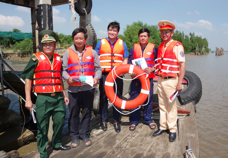 Các đơn vị phối hợp phát tờ rơi, tặng áo phao cá nhân và phao cứu sinh cho các chủ phương tiện. (Ảnh: Mai Lan) Các đơn vị phối hợp phát tờ rơi, tặng áo phao cá nhân và phao cứu sinh cho các chủ phương tiện. (Ảnh: Mai Lan)