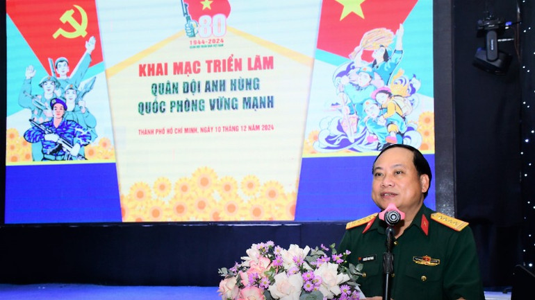 Đại tá Nguyễn Như Trúc, Phó Chủ nhiệm Chính trị Quân khu 7 phát biểu khai mạc Triển lãm.