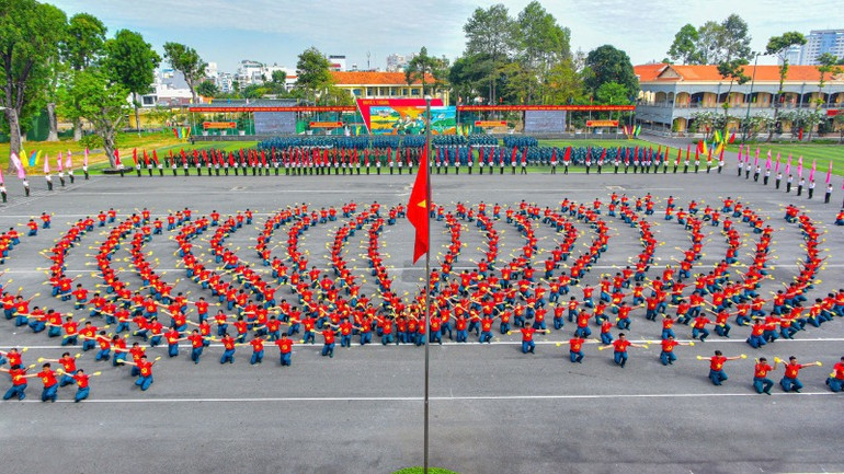 Tiết mục đồng diễn các vũ điệu trong sinh hoạt tập thể trong Quân đội trình diễn tại buổi lễ. (Ảnh: HỮU TÂN)