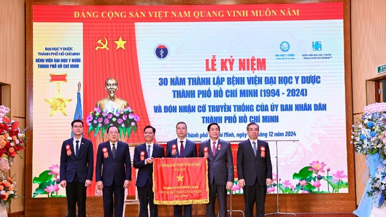 Đồng chí Nguyễn Phước Lộc, Phó Bí thư Thành ủy Thành phố Hồ Chí Minh, Chủ tịch Mặt trận Tổ quốc Việt Nam Thành phố Hồ Chí Minh trao Cờ Truyền thống của Ủy ban nhân dân Thành phố Hồ Chí Minh cho Bệnh viện vì đã có thành tích trong công tác liên tục nhiều năm nhân kỷ niệm 30 năm thành lập Bệnh viện (1994-2024). Đồng chí Nguyễn Phước Lộc, Phó Bí thư Thành ủy Thành phố Hồ Chí Minh, Chủ tịch Mặt trận Tổ quốc Việt Nam Thành phố Hồ Chí Minh trao Cờ Truyền thống của Ủy ban nhân dân Thành phố Hồ Chí Minh cho Bệnh viện vì đã có thành tích trong công tác liên tục nhiều năm nhân kỷ niệm 30 năm thành lập Bệnh viện (1994-2024).
