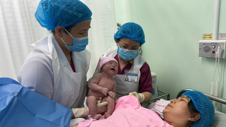 Chị Châu Kim Phụng hạnh phúc khi được nhìn thấy con gái sau sinh.