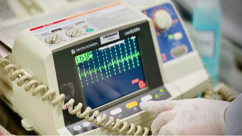 Người bệnh được các bác sĩ sốc điện tại buồng hồi sức.