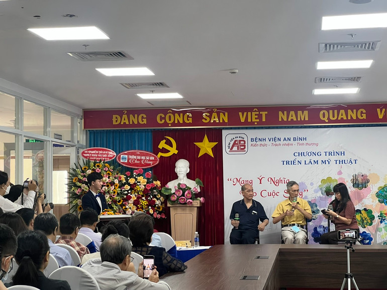 Những "họa sĩ" đặc biệt của Khoa Phục hồi chức năng, Bệnh viện An Bình chia sẻ tại buổi triển lãm.