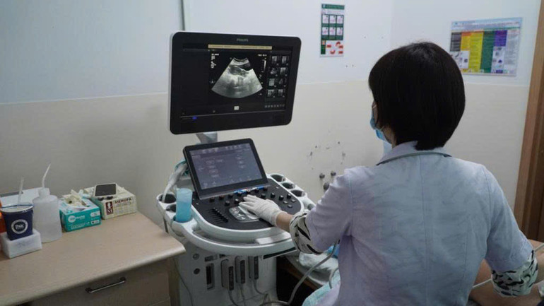 Các bác sĩ tiến hành siêu âm cho người thăm khám