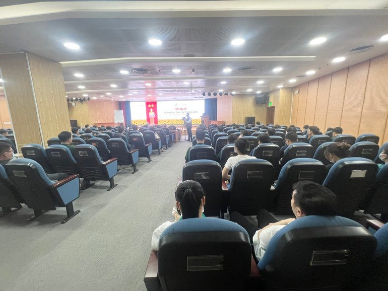 Hội nghị thu hút được nhiều nhân viên y tế tham gia.