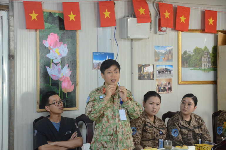 ThS,BS Trương Như Quân, Chủ nhiệm khoa Nội, Bệnh viện dã chiến cấp 2 số 5 trình bày báo cáo “Quản lý bệnh lý tiêu chảy” (Ảnh Bệnh viện dã chiến cấp 2 số 5 cung cấp).