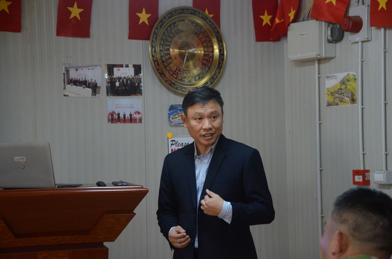 TS,BS Nguyễn Hà Ngọc, Giám đốc Bệnh viện dã chiến cấp 2 số 5 báo cáo tại Hội nghị (ảnh Bệnh viện dã chiến cấp 2 số 5 cung cấp).