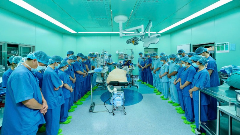 Đội ngũ bác sĩ tri ân người hiến tạng.