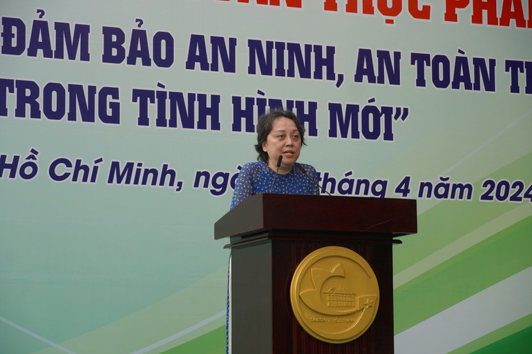 Bà Phạm Khánh Phong Lan, Giám đốc Sở An toàn thực phẩm Thành phố Hồ Chí Minh phát biểu tại buổi lễ phát động. Bà Phạm Khánh Phong Lan, Giám đốc Sở An toàn thực phẩm Thành phố Hồ Chí Minh phát biểu tại buổi lễ phát động.