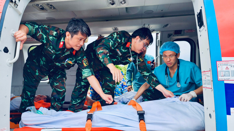 Trực thăng vận chuyển cùng lúc 3 bệnh nhân từ Trường Sa về đất liền điều trị Trực thăng vận chuyển cùng lúc 3 bệnh nhân từ Trường Sa về đất liền điều trị