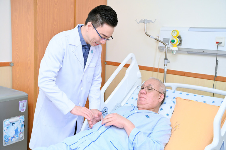 Bác sĩ khám cho bệnh nhân Andi trước khi xuất viện.