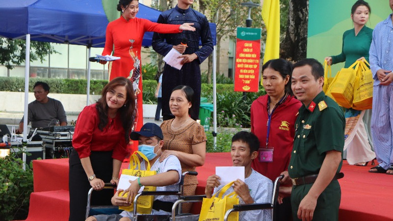Ban tổ chức chương trình trao tặng các phần quà cho bệnh nhân.