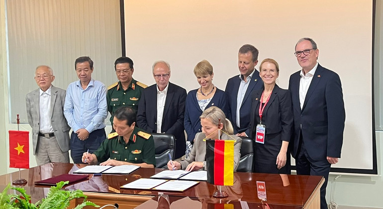 Bệnh viện Quân y 175 và Bệnh viện St.Georg (thành phố Leipzig) ký kết hợp tác.(Ảnh: Trí Văn)