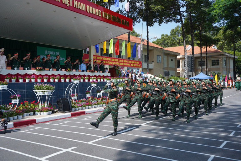 Chiến sĩ mới duyệt đội ngũ.