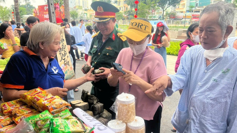 "Phiên chợ nhân ái" có nhiều hoạt động mang đậm sắc xuân. (Ảnh: Minh Hiếu)
