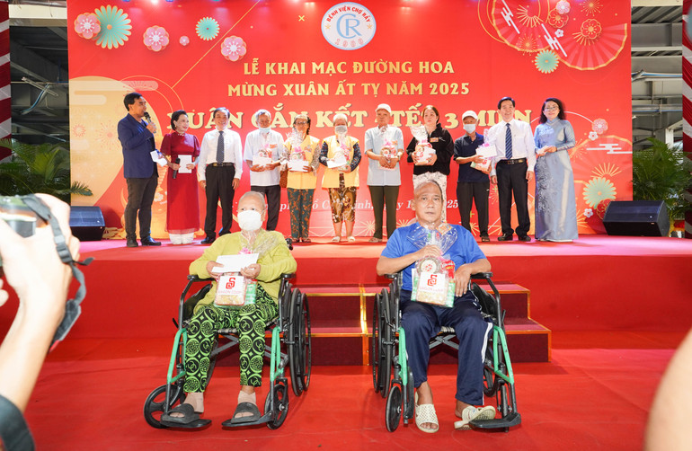 Những món quà thiết thực đã được gửi tặng các bệnh nhân.