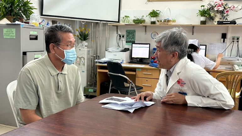 Bệnh nhân trao đổi với Tiến sĩ, bác sĩ Phạm Phú Phát sau phẫu thuật.