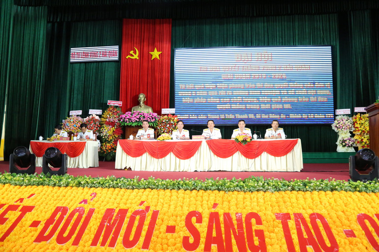 Đoàn chủ tịch điều hành Đại hội.