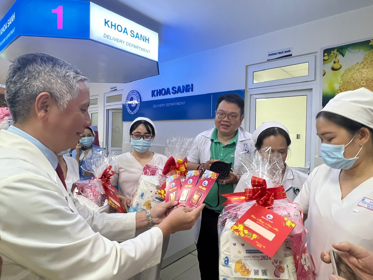 Bệnh viện Từ Dũ tặng 5 công dân nhí đầu tiên năm 2024 của thành phố mỗi em bé 1 chỉ vàng cùng những phần quà ý nghĩa.