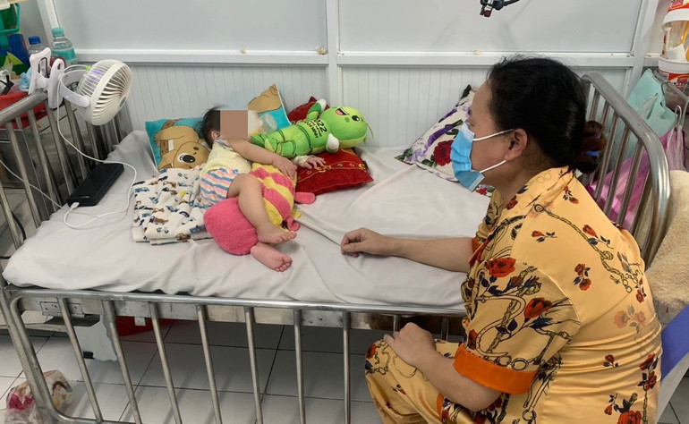 Bệnh nhân nhi mắc bệnh hô hấp điều trị tại Bệnh viện Nhi Đồng 1