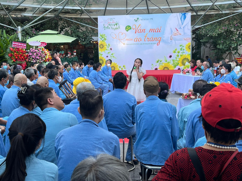 Với bài hát "Hôm nay mẹ trực đêm", ca sĩ nhí Nguyễn Hoài Khánh Ngọc mong muốn gửi lời tri ân đến các y bác sĩ, nhân viên y tế đã cống hiến vì sức khỏe nhân dân.