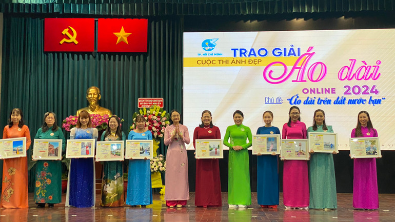 Bà Nguyễn Trần Phượng Trân, Chủ tịch Hội Liên hiệp phụ nữ Thành phố Hồ Chí Minh, trao giải cuộc thi ảnh đẹp Áo dài 2024.