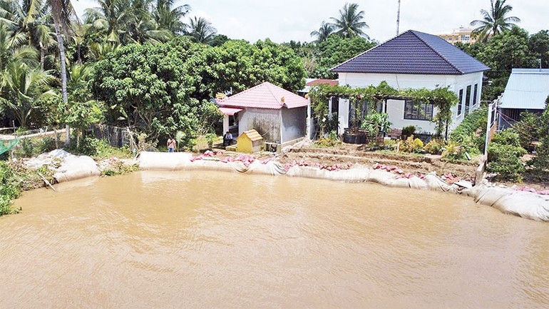 4-Vụ sạt lở bờ sông Tiền nghiêm trọng, ảnh hưởng nhiều nhà dân tại phường Mỹ Ngãi, thành phố Cao Lãnh, tỉnh Đồng Tháp khiến Ủy ban nhân dân tỉnh công bố tình huống khẩn cấp. 4-Vụ sạt lở bờ sông Tiền nghiêm trọng, ảnh hưởng nhiều nhà dân tại phường Mỹ Ngãi, thành phố Cao Lãnh, tỉnh Đồng Tháp khiến Ủy ban nhân dân tỉnh công bố tình huống khẩn cấp.