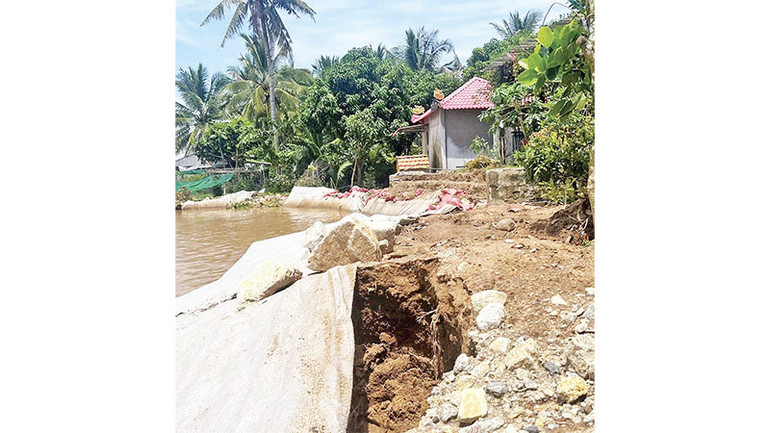 2-Đoạn sạt lở sâu vào đất liền từ 20 m đến 30 m tại phường Mỹ Ngãi, thành phố Cao Lãnh, tỉnh Đồng Tháp. 2-Đoạn sạt lở sâu vào đất liền từ 20 m đến 30 m tại phường Mỹ Ngãi, thành phố Cao Lãnh, tỉnh Đồng Tháp.