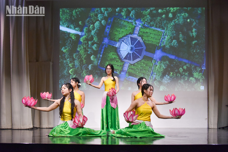 Không gian văn hóa đậm chất Việt Nam được tái hiện trên sâu khấu của Viện INALCO. (Ảnh: KHẢI HOÀN)