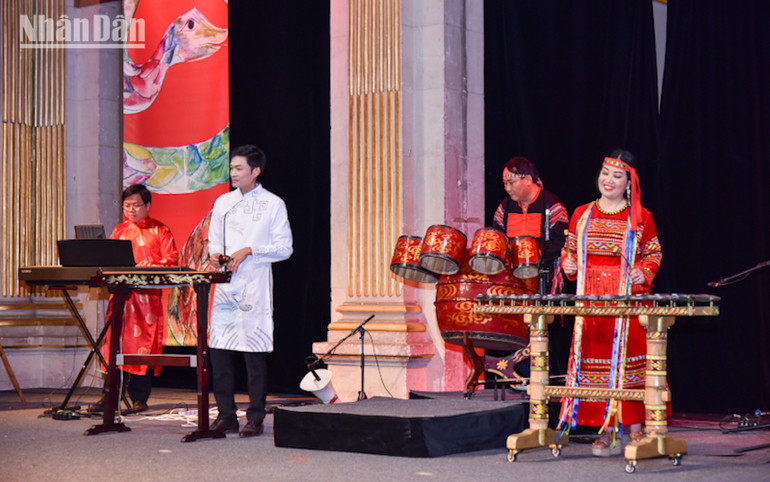 Không gian âm nhạc dọc theo ba miền của đất nước được tái hiện trên sân khấu. (Ảnh: MINH DUY)