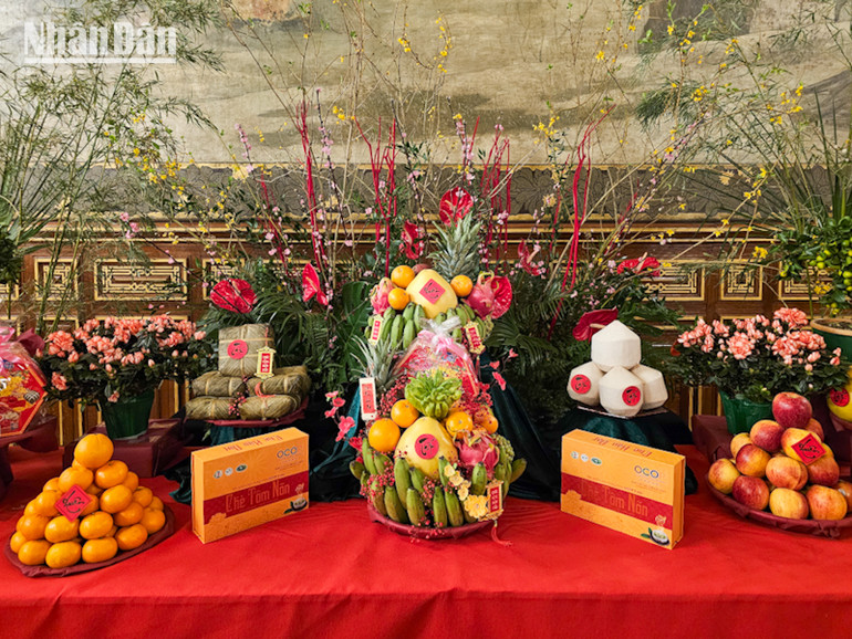 Mâm ngũ quả mang không khí thân thuộc ấm cúng của ngày Tết tới bà con kiều bào. (Ảnh: KHẢI HOÀN)