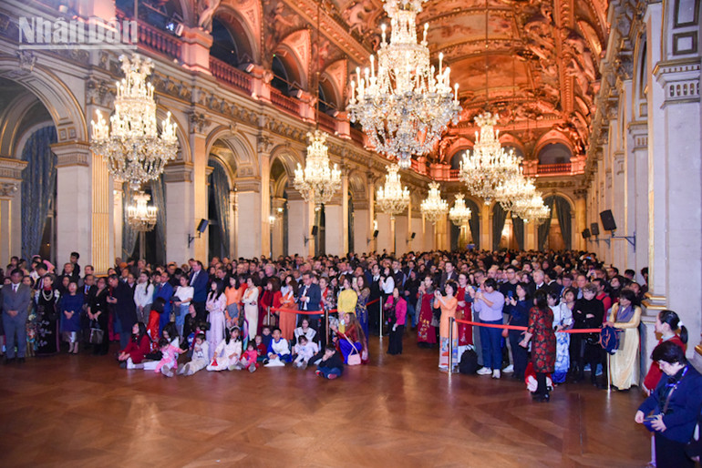 10 năm qua, chương trình Tết cổ truyền do Đại sứ quán Việt Nam tại Pháp tổ chức tại Tòa thị chính thành phố Paris là điểm đến quen thuộc của các thế hệ kiều bào mỗi dịp Tết xuân về. (Ảnh: MINH DUY)