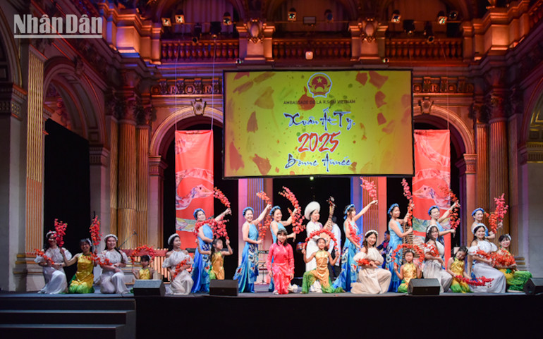Không khí rộn ràng của ngày xuân qua phần trình diễn của các thế hệ bà con kiều bào trong cộng đồng người Việt Nam tại Pháp. (Ảnh: MINH DUY)