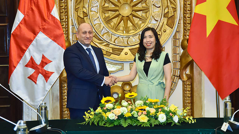 Thứ trưởng Ngoại giao Lê Thị Thu Hằng và Thứ trưởng Ngoại giao Grudia Alexander Khvtisiashvili đồng chủ trì Tham vấn chính trị lần thứ 2 giữa Bộ Ngoại giao hai nước. (Ảnh: Bộ Ngoại giao) Thứ trưởng Ngoại giao Lê Thị Thu Hằng và Thứ trưởng Ngoại giao Grudia Alexander Khvtisiashvili đồng chủ trì Tham vấn chính trị lần thứ 2 giữa Bộ Ngoại giao hai nước. (Ảnh: Bộ Ngoại giao)