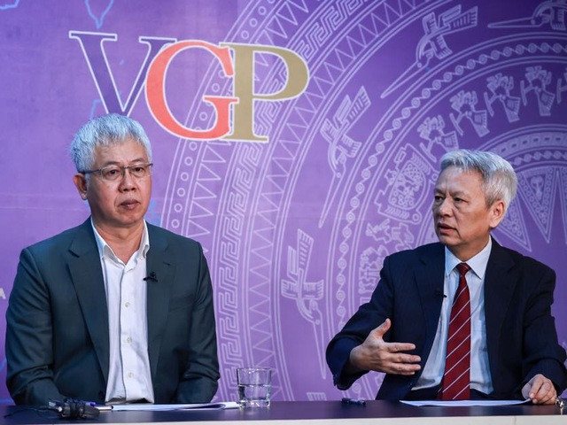 TS. Nguyễn Sĩ Dũng (phải) và TS. Nguyễn Đức Kiên trao đổi tại tọa đàm.