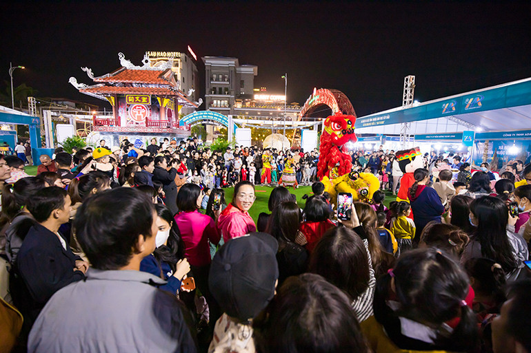 Lễ khai mạc hội nghị thu hút hàng nghìn người dân và khách tham quan.