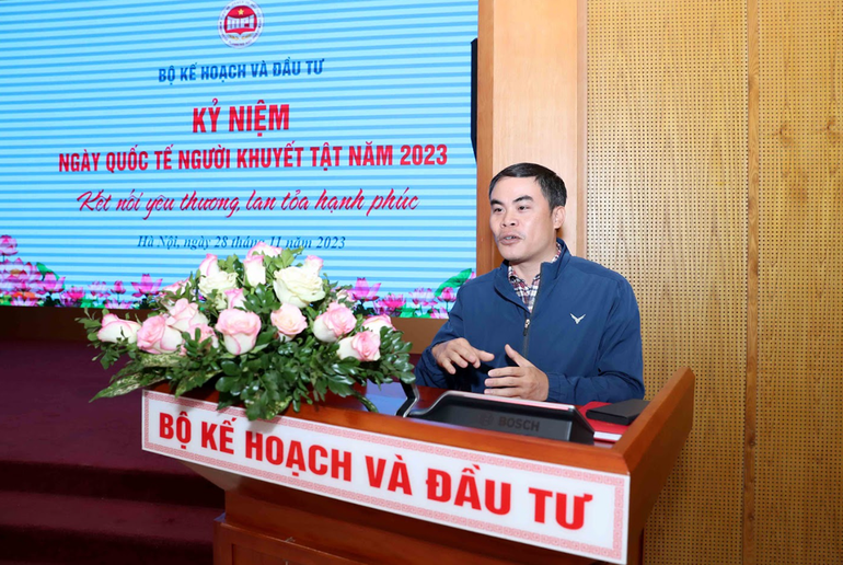 Ông Lê Việt Cường, Giám đốc Hợp tác xã Vụn Art phát biểu.