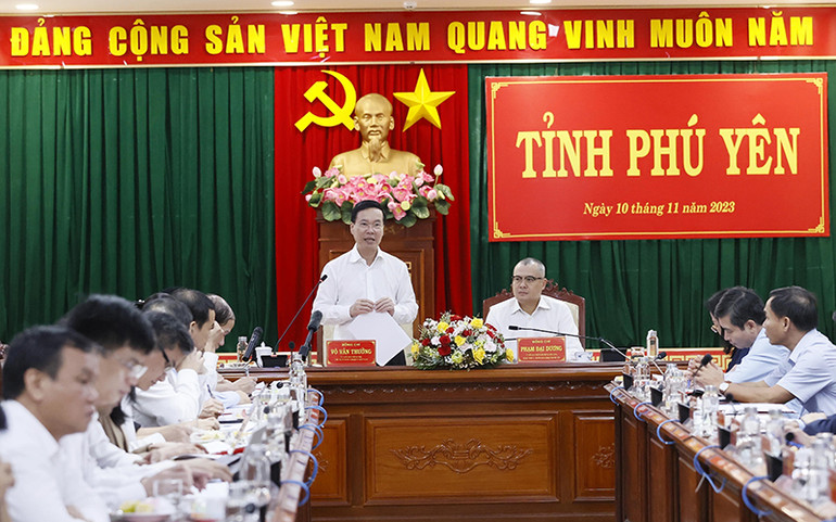 Quang cảnh buổi làm việc của Chủ tịch nước Võ Văn Thưởng với lãnh đạo chủ chốt tỉnh Phú Yên. (Ảnh: TTXVN)