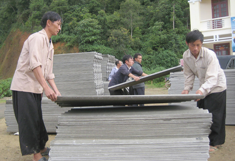 Hỗ trợ tấm lợp cho đồng bào H’Mông xã vùng cao Làng Chếu, huyện Bắc Yên.