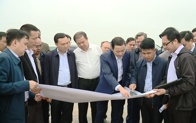 Đồng chí Đỗ Minh Tuấn cùng các ngành cấp tỉnh trao đổi giải pháp đẩy nhanh đoạn giao thông kết nối, phát huy hiệu quả tuyến cao tốc bắc-nam qua tỉnh Thanh Hóa.