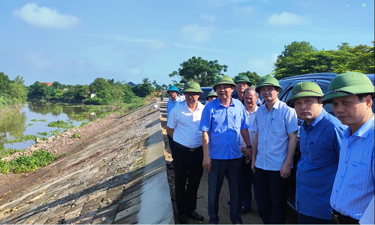 Chủ tịch tỉnh Thanh Hóa cùng các ngành khảo sát đê sông Càn và điểm sạt lở ở xã Nga Điền, huyện Nga Sơn.