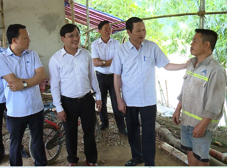 Chủ tịch tỉnh Thanh Hóa trò chuyện, nắm bắt tình hình đời sống của người dân bản Căm, xã Tam Văn, huyện Lang Chánh.
